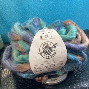 NWT Loops & Threads Free Spirit Ombre Yarn Roving Jumbo Yarn 26.3oz